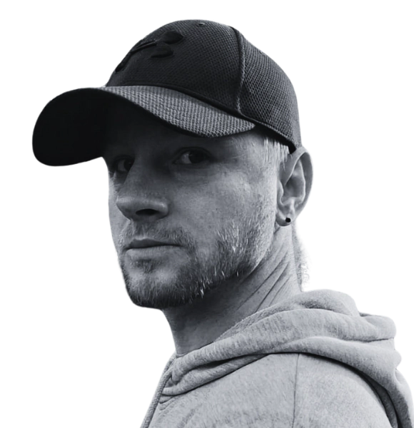 Projektant stron - Jacek, w czapce z daszkiem